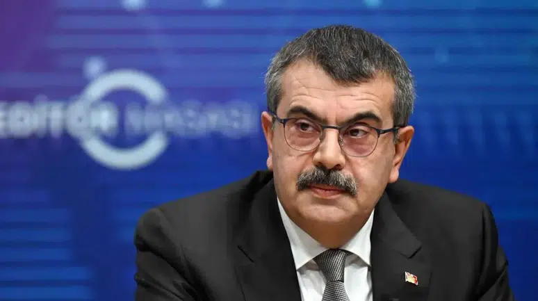 MEB’den okul kıyafetleri için yeni düzenleme: Reklam ve logo artık yasak