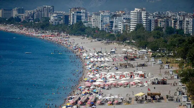 Turist sayısı azaldı ama rekor Kırıldı: 2025 Antalya’da çelişkili grafik