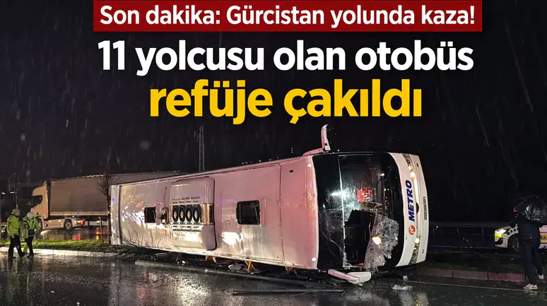 Gürcistan yolunda kaza! 11 yolcusu olan otobüs refüje çakıldı