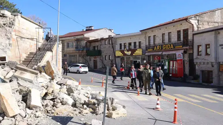 Nevşehir’de tarihi caminin istinat duvarı çöktü; o anlar kamerada