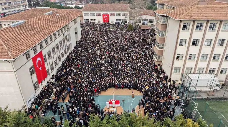 Fatma Öğretmene Okul Bahçesinde Veda