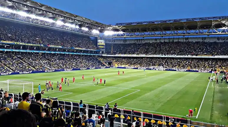 Fenerbahçe'den genç taraftarlara büyük jest: Tribünleri doldurma sırası onlarda