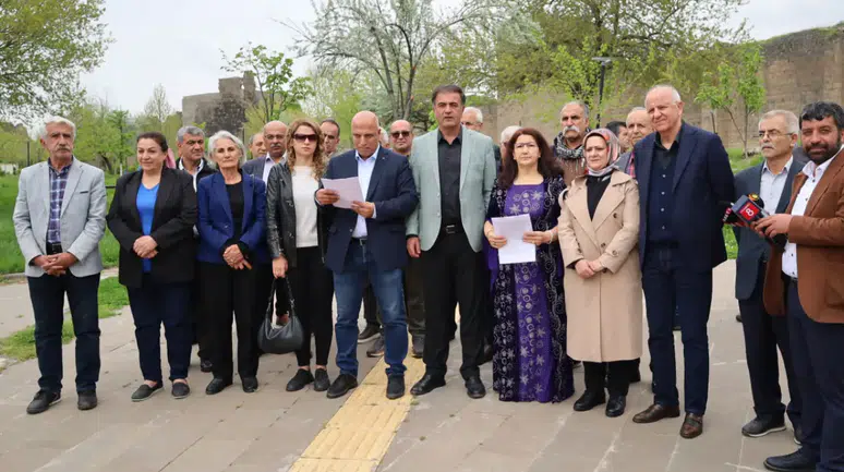 Diyarbakır’da tarihi çağrı: Siyasi partilere "bireysel çıkarları bırakın" mesajı