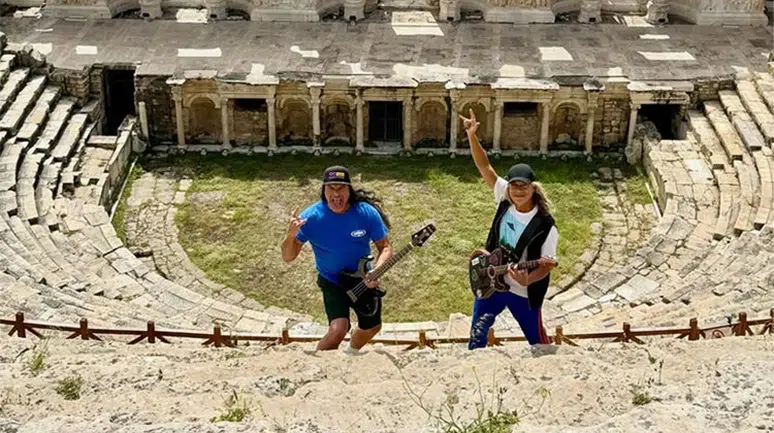 Sahne tozunu Denizli'nin tarihi dokusuyla takas ettiler: Metallica efsaneleri Pamukkale'de