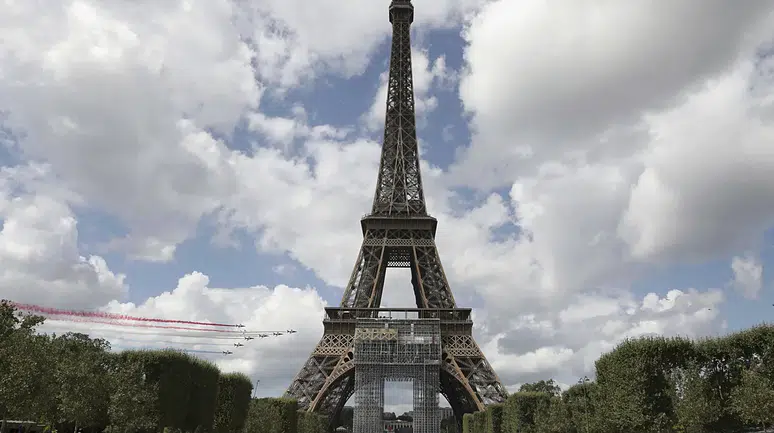 Paris’in simgesi rekor fiyata el değiştirdi: Eyfel’in tarihi merdivenleri bir servete satıldı