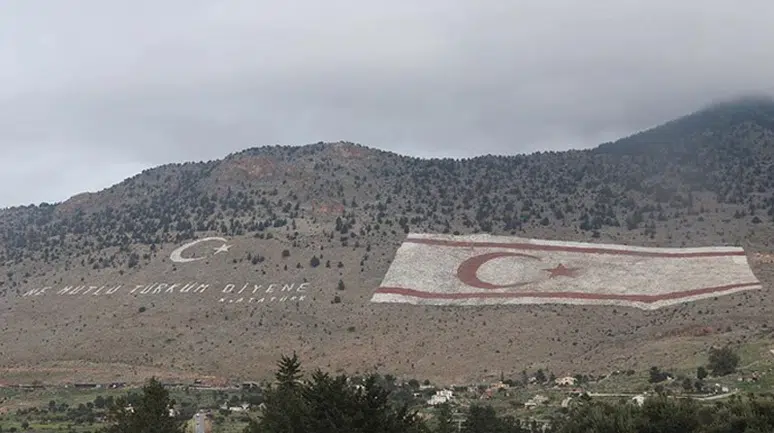 Rum tarafının provokatif önerisi: Beşparmaklar'daki Türk bayrağını hedef aldılar