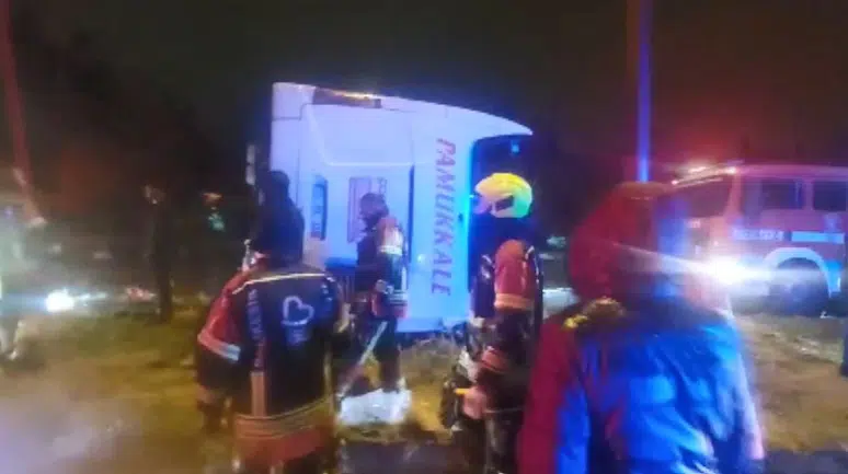 Bandırma'da gece yarısı dehşeti: Yolcu otobüsü devrildi, acı bilanço ağır