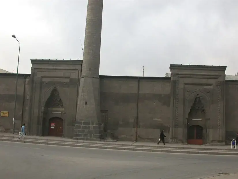 Hacı Kılıç Camii ve Medresesi