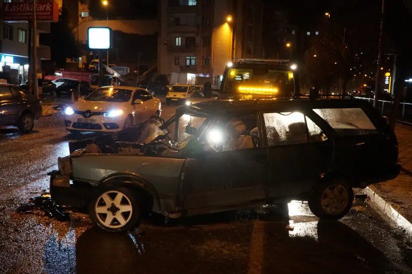 Feci kaza: Ölü ve yaralılar var - Resim : 1