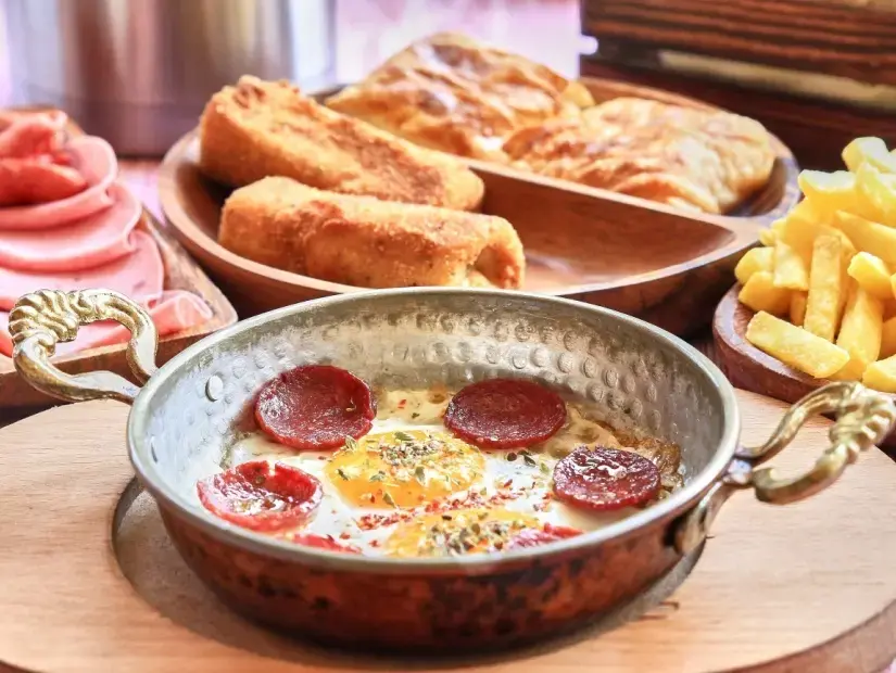 örnek kahvaltı görünümü ön planda sahanda sucuklu yumurta