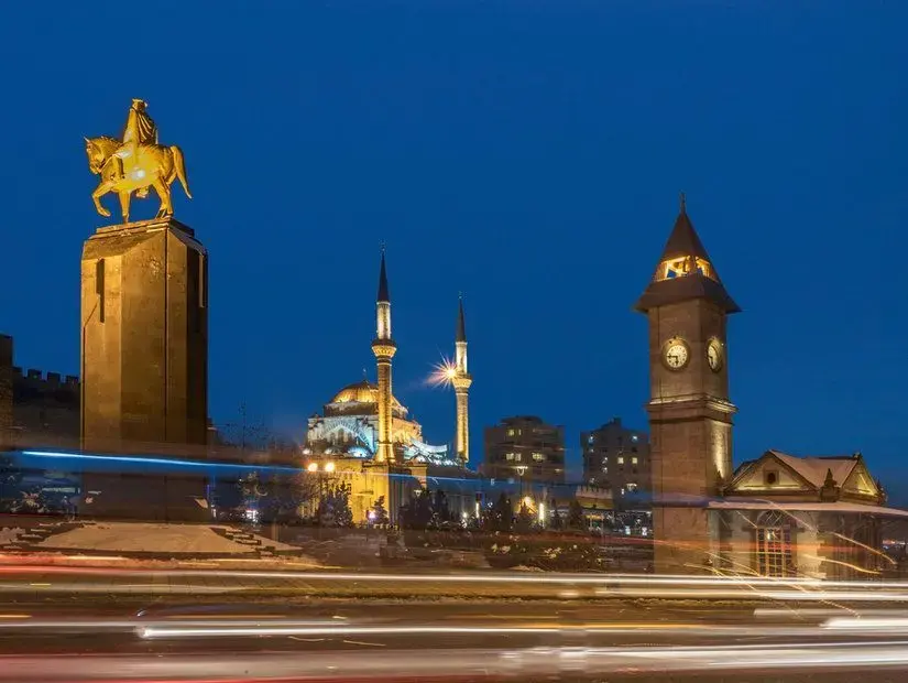 Kayseri Cumhuriyet Meydanı akşam ışıklı görünümü