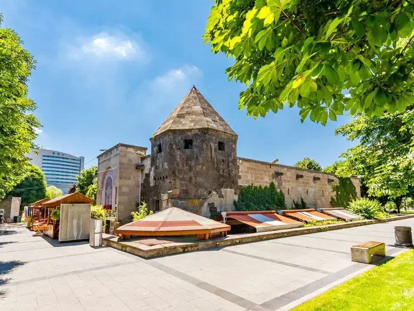 Avgunlu Medresesi dış görünümü