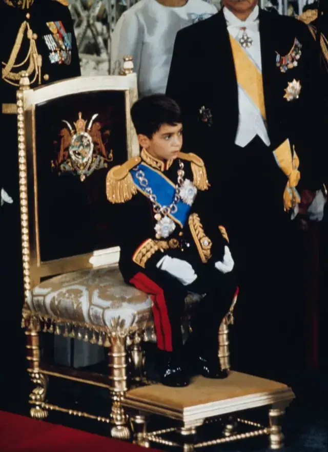 Rıza Pehlevi babasının 1967'deki taç giyme törenindeyken. 