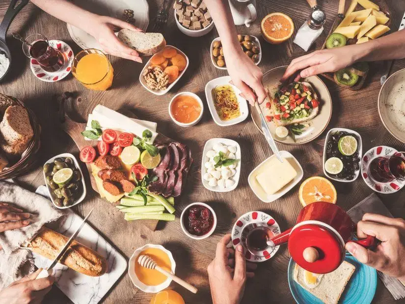 serpme kahvaltı söyleyen insanlar kahvaltı yapıyor