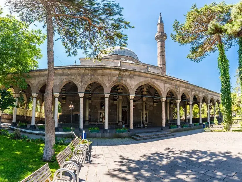 kurşunlu cami ve bahçesi