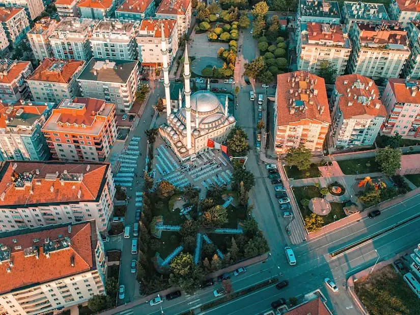 Samsun'un Atakum ilçesinden drone ile çekilen iftar ve cami görüntüsü.
