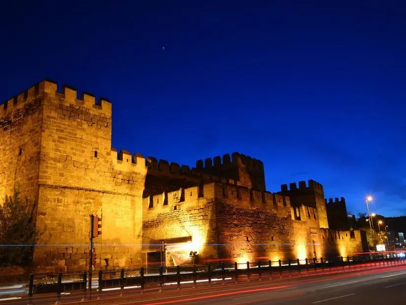 Kayseri Kalesi akşam görünümü