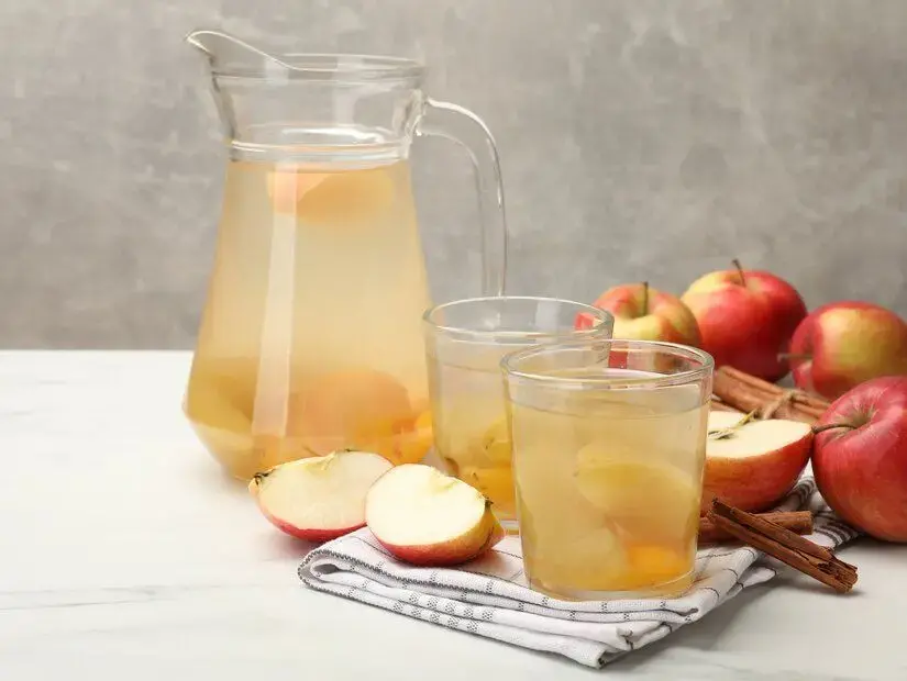 Beyaz masada elma ve tarçın ile lezzetli bir kompostu