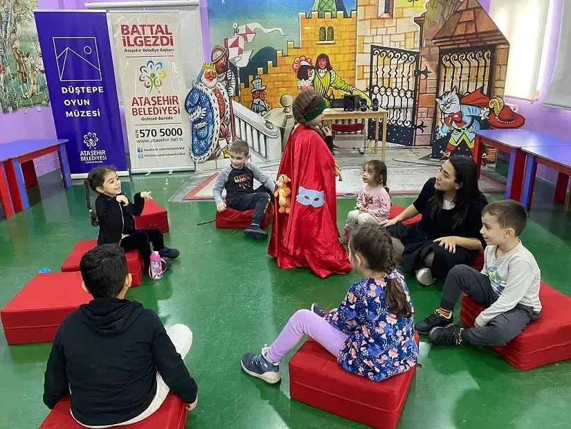 düştepe oyun müzesinde oyun oynayan çocuklar