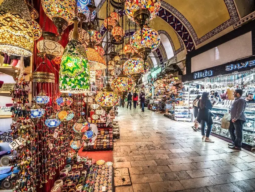 Kapalı çarşı içinde satılan hediyelik ürünler görünümü