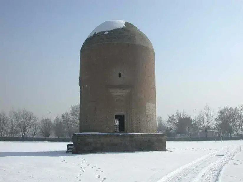 Sırçalı Kümbet dış görünümü