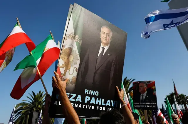 23 Haziran'da ABD'nin Los Angeles kentinde İran'da rejim değişikliği talebiyle gösteri yapanlar, Rıza Pehlevi'nin posterlerini taşırken. 