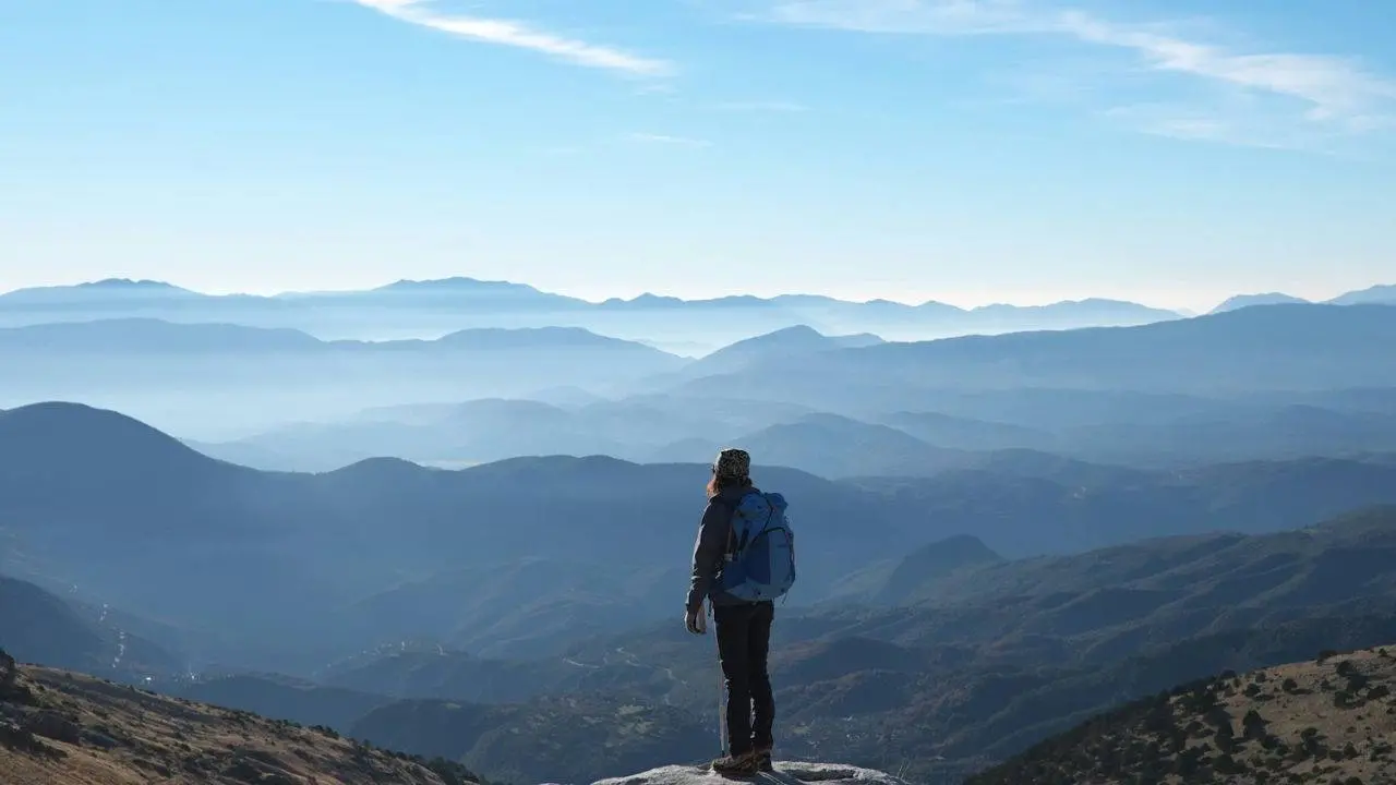 Gökyüzünün rengi, atmosferin derinliklerinden gelen gerçeklerle belirlenir.İlk anda parlak bir maviyle karşılaşırız; bu basit görünüm, uzun bir kimya ve fizik yolculuğunun sonucudur. Güneş’in beyaz ışığı, atmosferdeki gazlar ve partiküllerle etkileşime girer; bu etkileşimin sonucu olarak gökyüzü gündüz boyunca mavi görünür. Kısaca ifade etmek gerekirse, ışığın dalga boyları ve saçılma prensipleri bu rengi belirler.