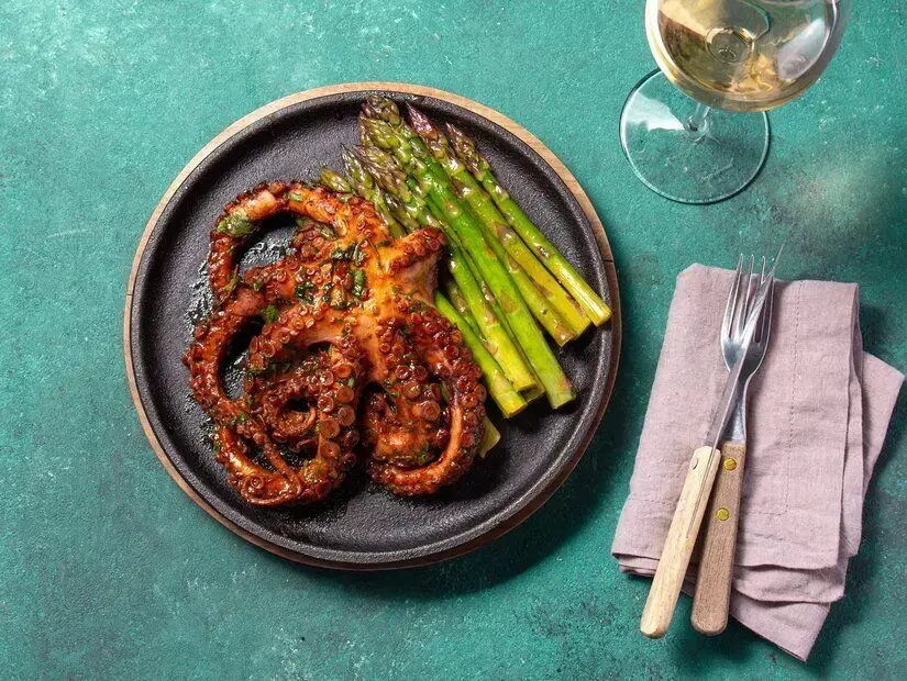 Izgara ahtapot ve deniz mahsulleri mezeleri